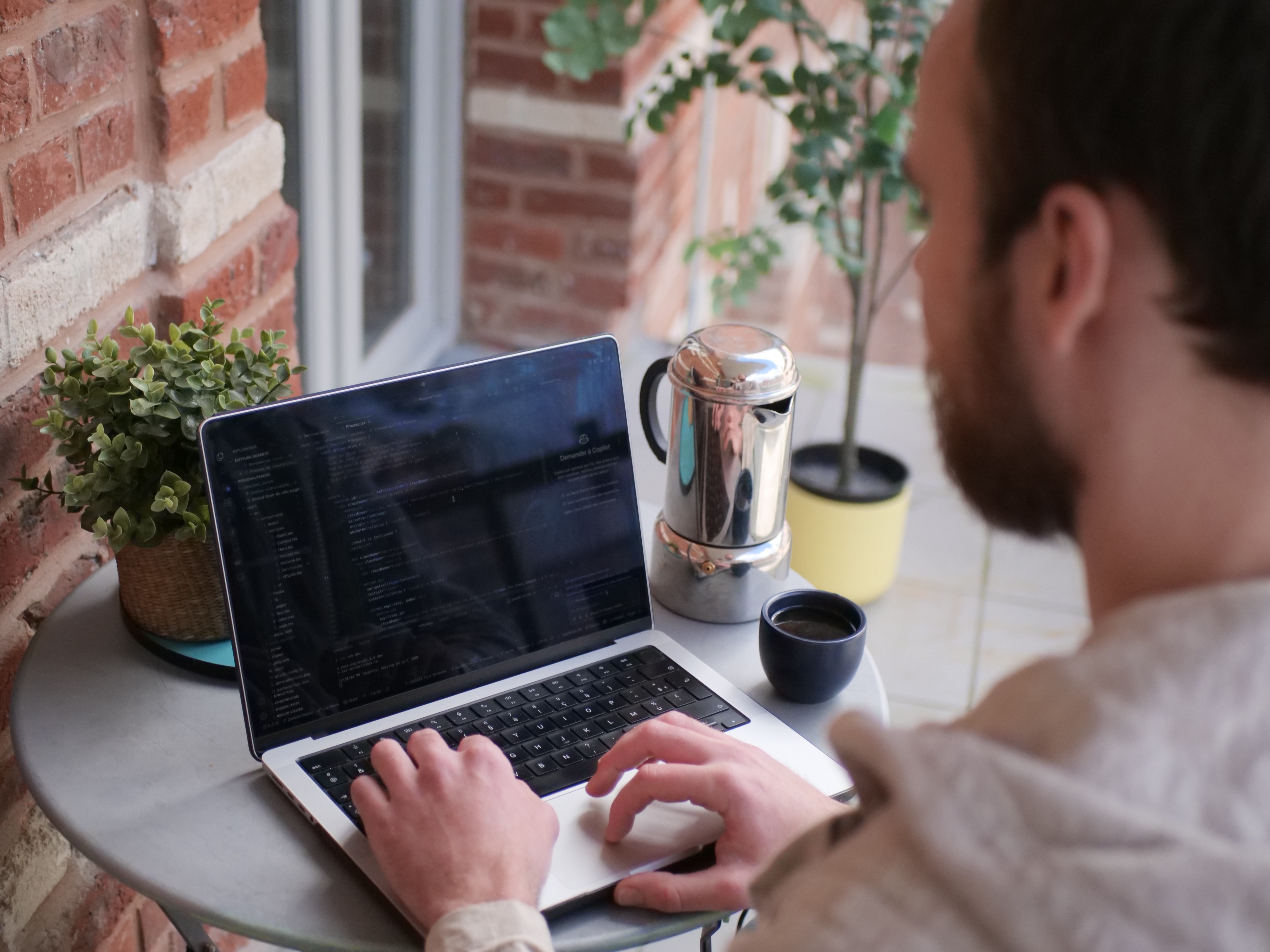 Étienne Pogoda en train de coder sur sa terrasse